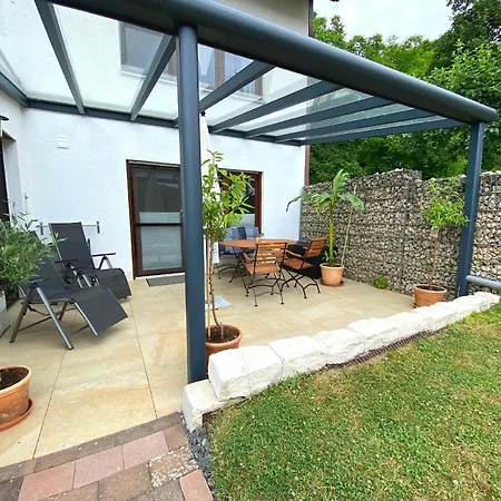Helle In Mit Terrasse, Grill Und Garten Lägenhet